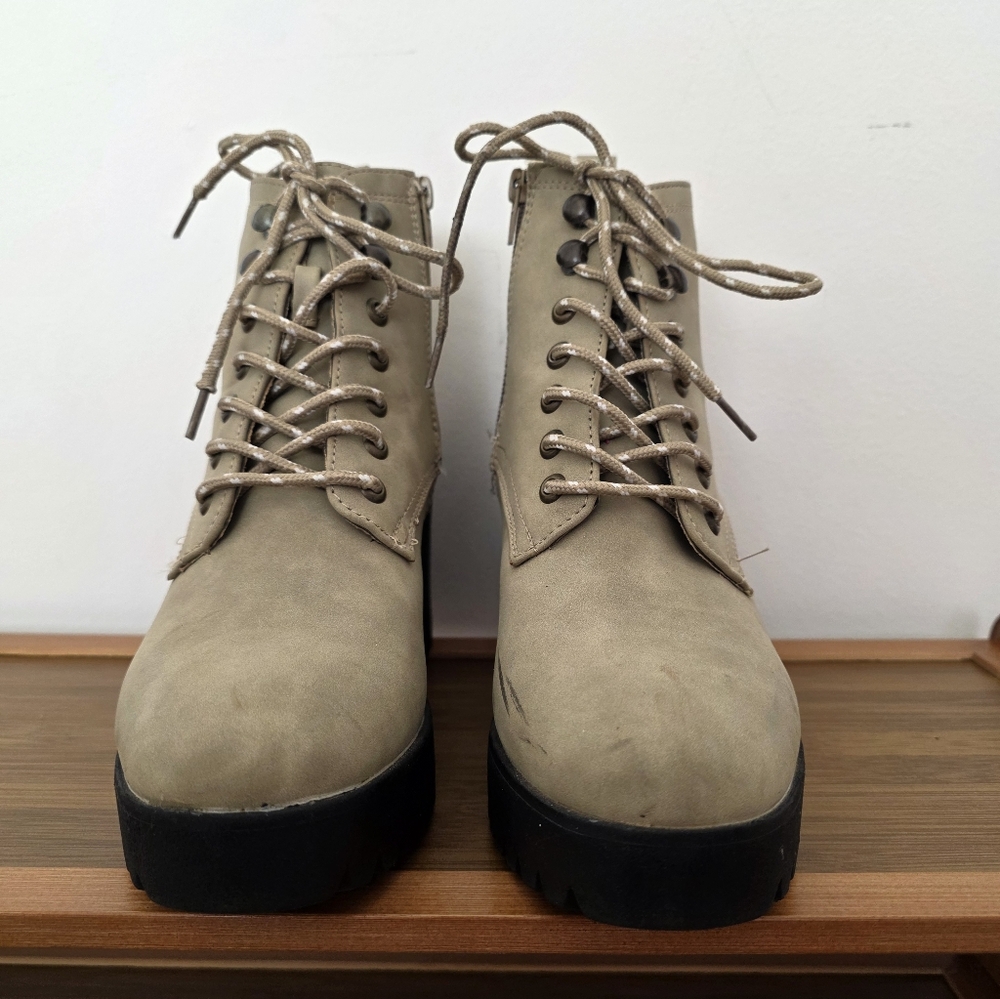 Stylish Lace-Up Women's Boots, Size 9M
